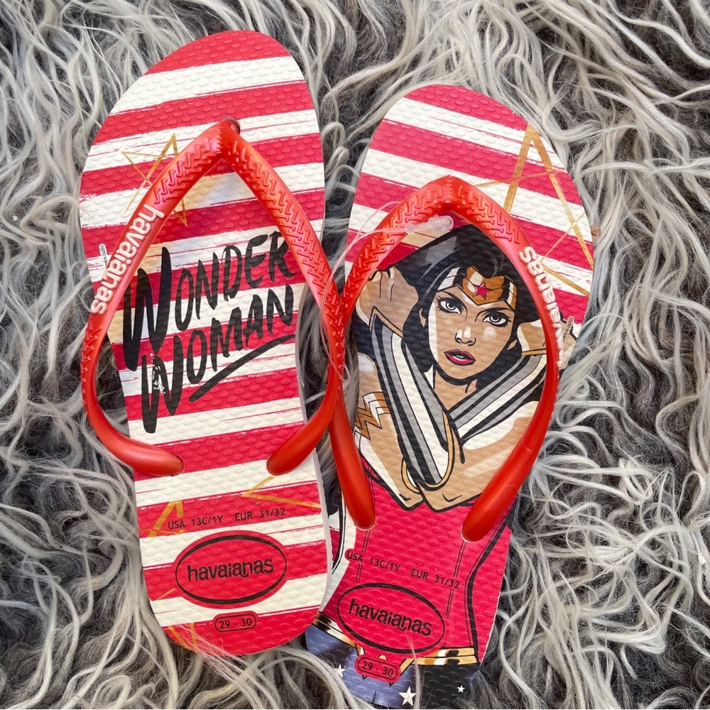 HAVAIANAS WONDER WOMAN FLIP FLOPS YOUTH SIZE  13/1 YOUTH NEW